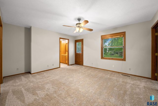 909 E 64th St Street, Sioux Falls, SD 57108