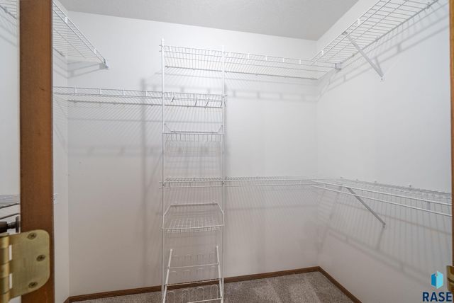 909 E 64th St Street, Sioux Falls, SD 57108