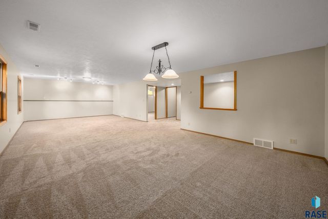 909 E 64th St Street, Sioux Falls, SD 57108