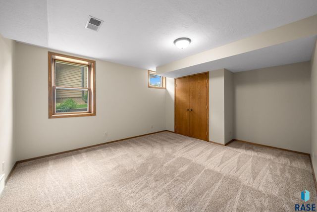 909 E 64th St Street, Sioux Falls, SD 57108