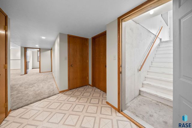 909 E 64th St Street, Sioux Falls, SD 57108