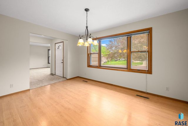 909 E 64th St Street, Sioux Falls, SD 57108