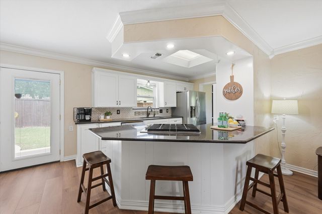 628 Robindale Court, Bedford, TX 76022