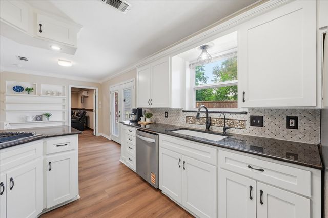 628 Robindale Court, Bedford, TX 76022