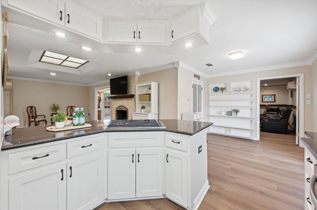 628 Robindale Court, Bedford, TX 76022