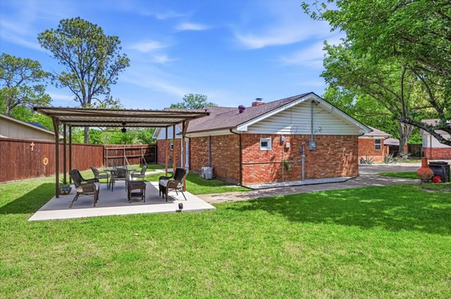 628 Robindale Court, Bedford, TX 76022