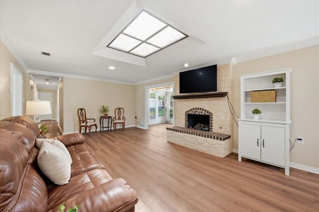 628 Robindale Court, Bedford, TX 76022