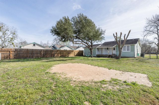 403 N College Street, Weimar, TX 78962
