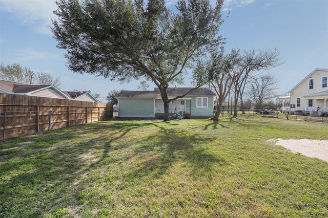 403 N College Street, Weimar, TX 78962