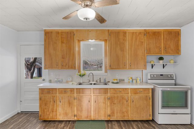 403 N College Street, Weimar, TX 78962