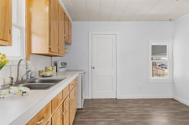 403 N College Street, Weimar, TX 78962