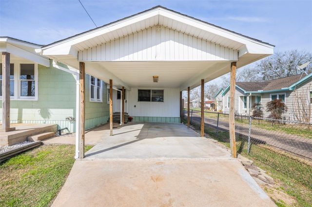 403 N College Street, Weimar, TX 78962