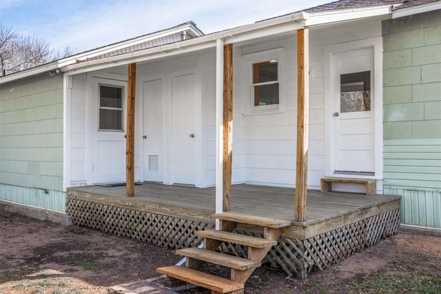 403 N College Street, Weimar, TX 78962