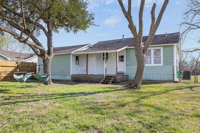 403 N College Street, Weimar, TX 78962