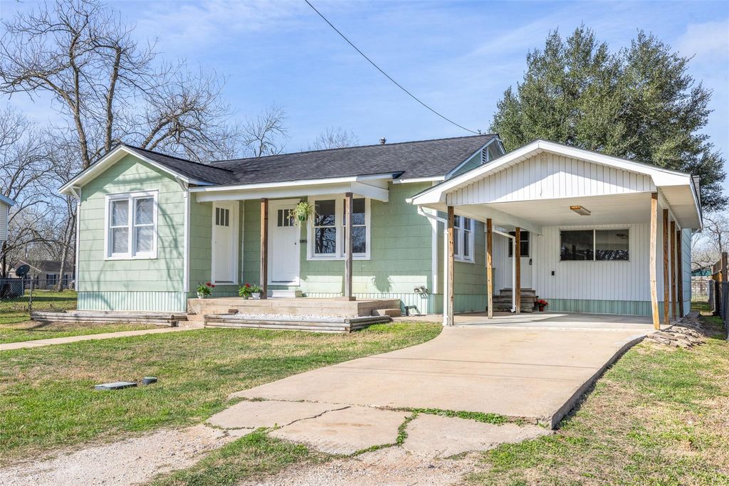 403 N College Street, Weimar, TX 78962