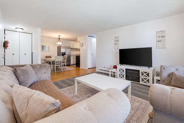705 Heritage Drive 8-310, Hoffman Estates, IL 60169