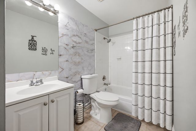 705 Heritage Drive 8-310, Hoffman Estates, IL 60169