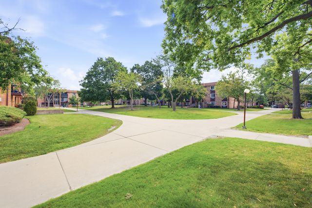 705 Heritage Drive 8-310, Hoffman Estates, IL 60169
