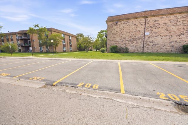 705 Heritage Drive 8-310, Hoffman Estates, IL 60169