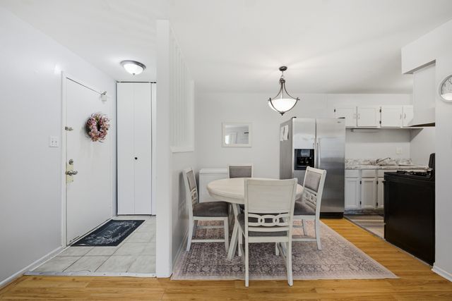 705 Heritage Drive 8-310, Hoffman Estates, IL 60169