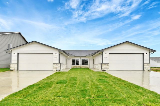 9225 E Fox Pointe Ct, Bel Aire, KS 67226