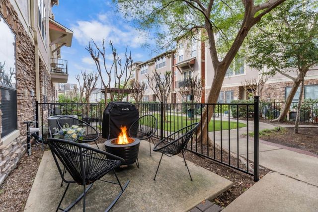 1045 W 22nd Street G, Houston, TX 77008