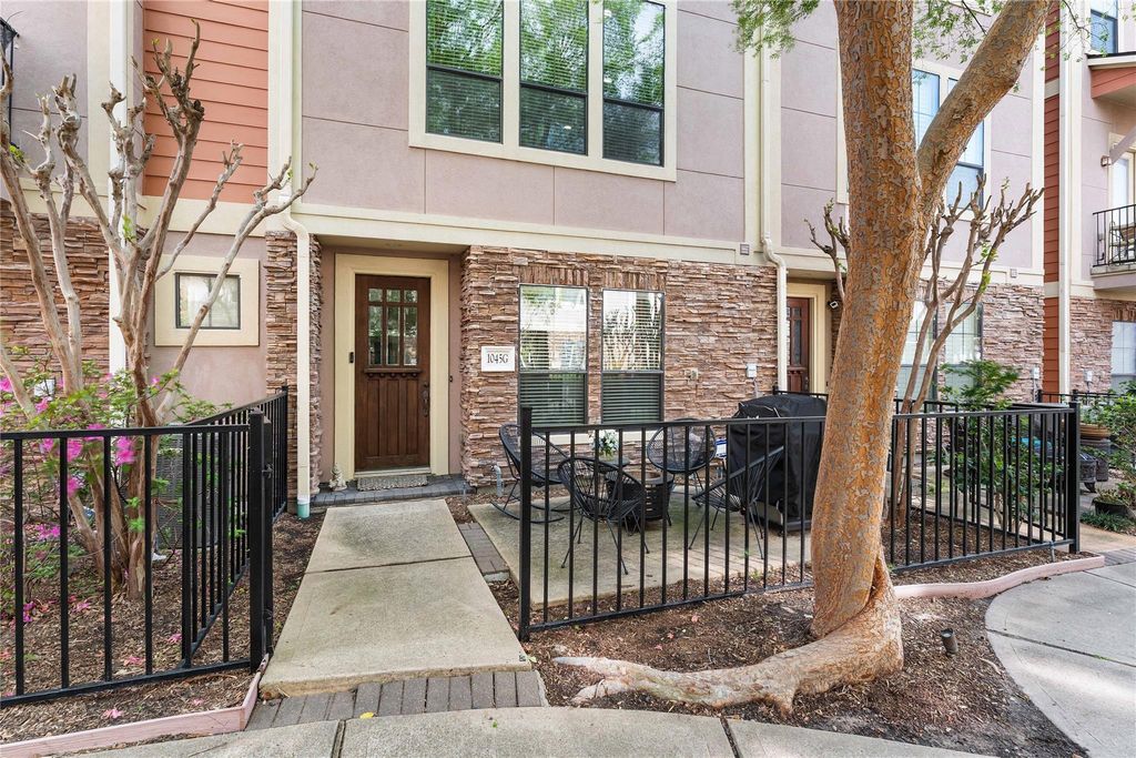 1045 W 22nd Street G, Houston, TX 77008