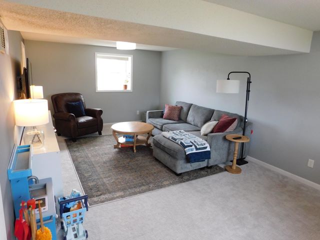 578 Guthrie Avenue N, Oakdale, MN 55128