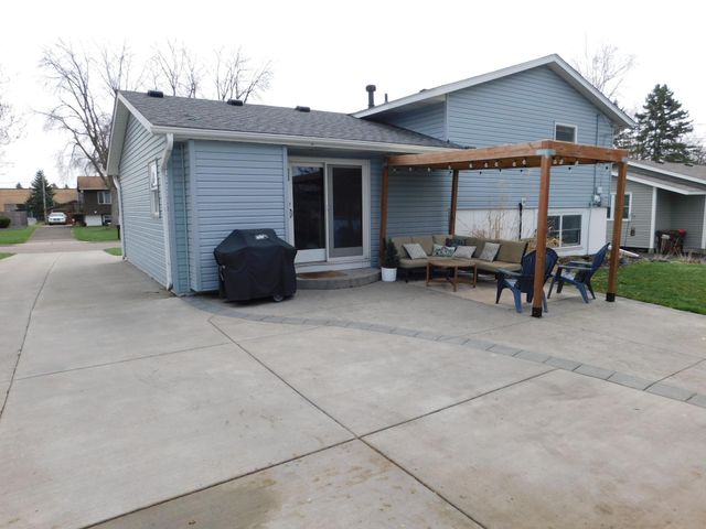 578 Guthrie Avenue N, Oakdale, MN 55128