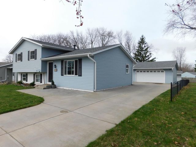 578 Guthrie Avenue N, Oakdale, MN 55128
