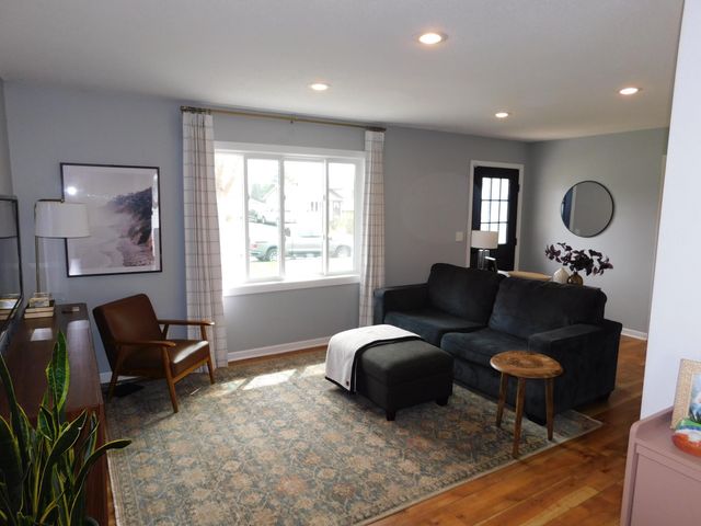 578 Guthrie Avenue N, Oakdale, MN 55128