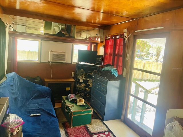 5075 CENTRAL AVENUE, De Leon Springs, FL 32130