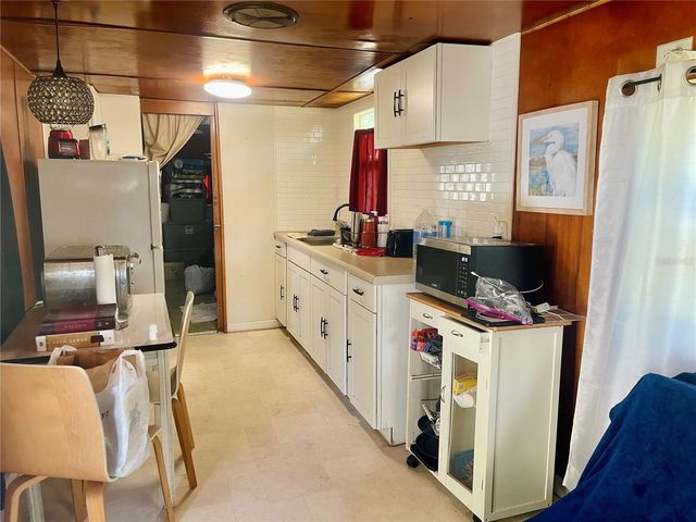 5075 CENTRAL AVENUE, De Leon Springs, FL 32130