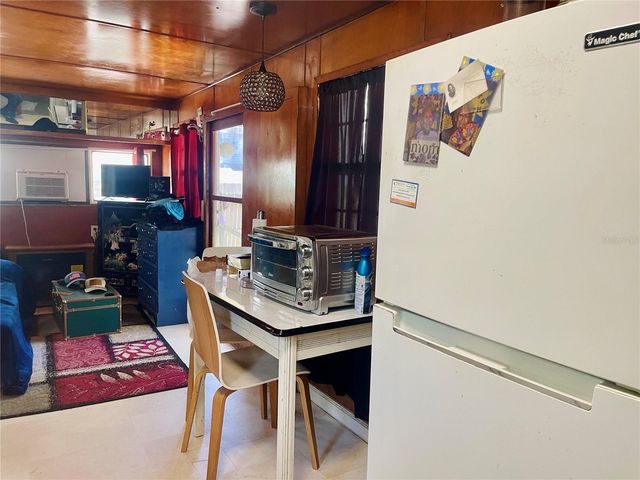 5075 CENTRAL AVENUE, De Leon Springs, FL 32130