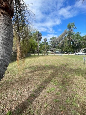 5075 CENTRAL AVENUE, De Leon Springs, FL 32130