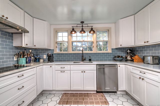 4 Brook Road, Woodbridge, CT 06525