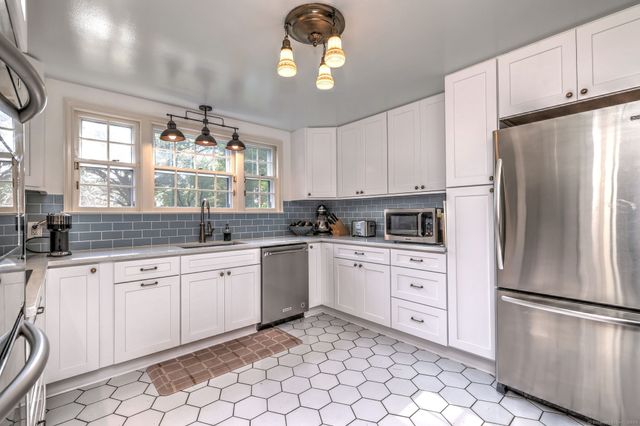 4 Brook Road, Woodbridge, CT 06525
