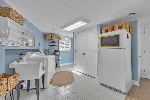 126 Windy Ghoul Dr, Brighton Twp, PA 15009