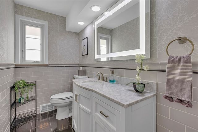 126 Windy Ghoul Dr, Brighton Twp, PA 15009