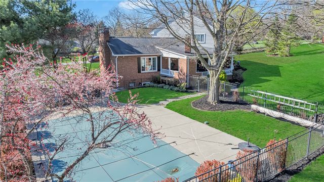 126 Windy Ghoul Dr, Brighton Twp, PA 15009