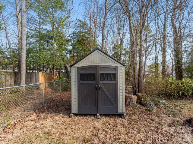 989 Thorncrest Court, Fletcher, NC 28732