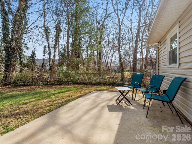 989 Thorncrest Court, Fletcher, NC 28732