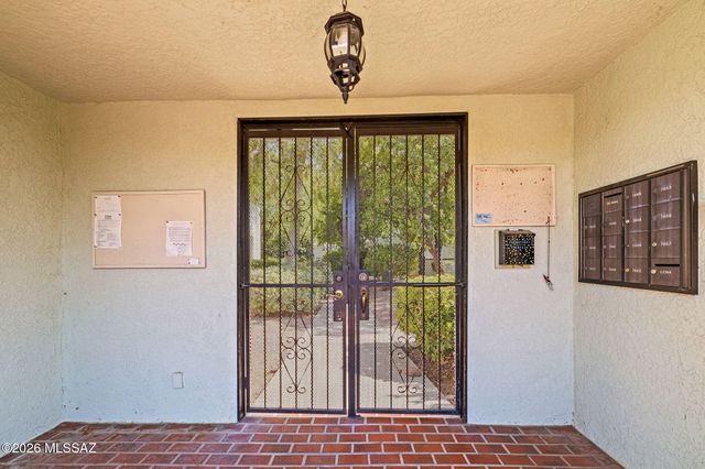 7832 N La Cañada Drive, Tucson, AZ 85704