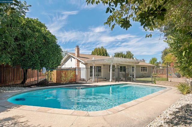 7 Beswick Ct, Pleasant Hill, CA 94523
