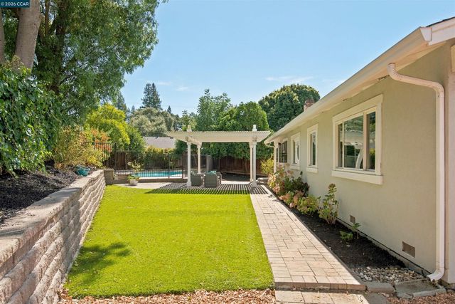 7 Beswick Ct, Pleasant Hill, CA 94523