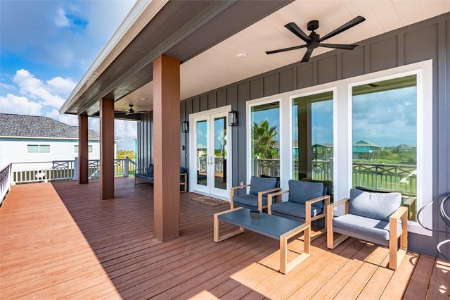 972 Driftwood Drive, Crystal Beach, TX 77650