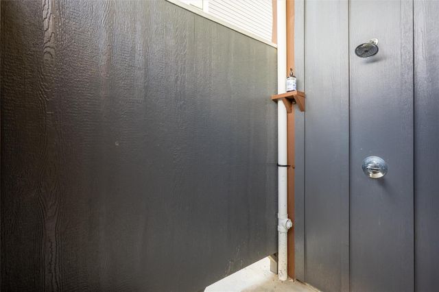 972 Driftwood Drive, Crystal Beach, TX 77650