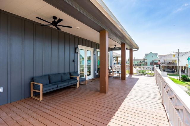 972 Driftwood Drive, Crystal Beach, TX 77650