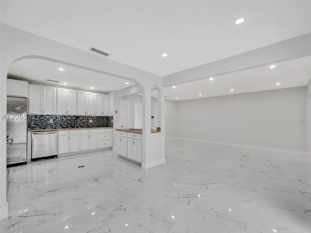 10251 NW 39th Ct, Coral Springs, FL 33065