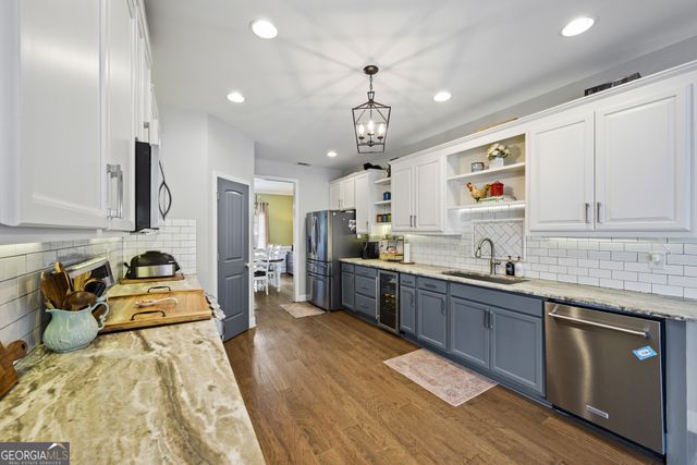 5645 Wooded Valley Way, Flowery Branch, GA 30542